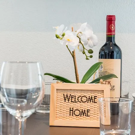 Hitrental Station Апартаменти *