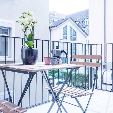 Апартаменти Hitrental Station